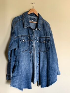 Maurice’s Denim Shacket Women’s 2X Light Wash Button Front Raw Hem EUC